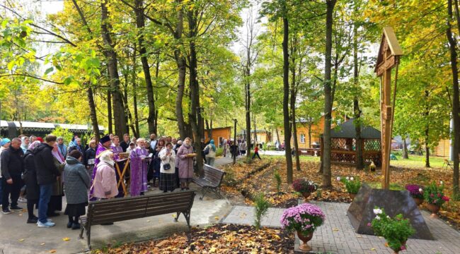 В Метрогородке освятили поклонный крест в память о подвиге защитников Отечества