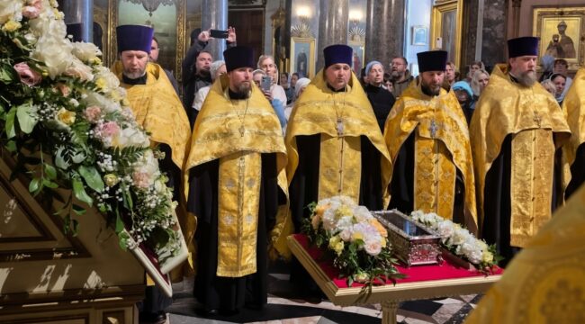 В Смоленске торжественно встретили ковчег с десницей святителя Спиридона