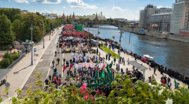 Тысячи верующих собрались на Пречистенской набережной перед крестным ходом
