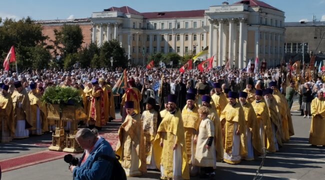 В Иркутске прошел крестный ход с мощами святителей