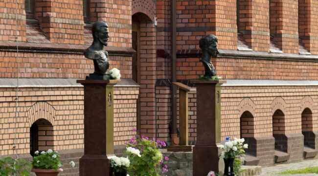 В Гусеве открыли бюсты Николая II и Александры Федоровны