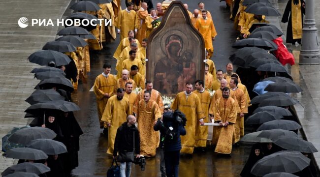 Крест из гроба свидетеля явления Христа пронесли на крестном ходе в Москве