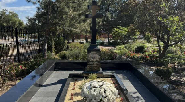 В Элисте верующие прикладываются к кресту на могиле семьи Бондаренко