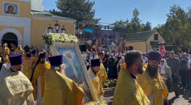 В Элисте начался крестный ход с чудотворной иконой явления Христа