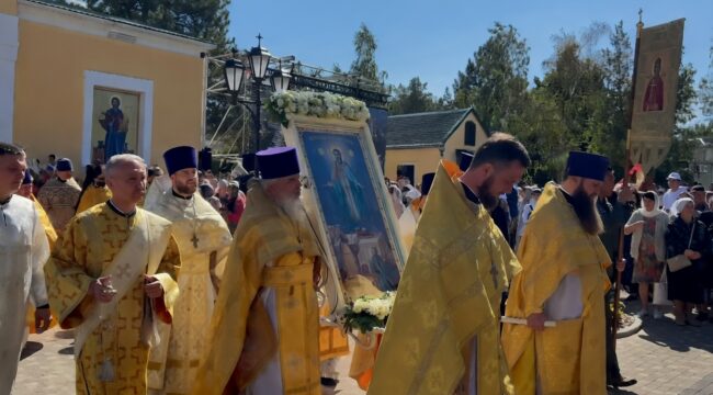 В Элисте сотни верующих приняли участие в крестном ходе с чудотворной иконой
