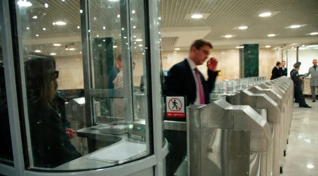 Москвич требует через суд добавить кресты на витражи станции метро «Трубная»