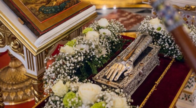 Десницу Спиридона Тримифунтского проводили из храма Христа Спасителя