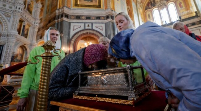 Более миллиона верующих поклонились мощам Спиридона Тримифунтского в России