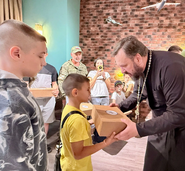 Социальная служба Западного викариатства вручила школьные наборы детям военнослужащих