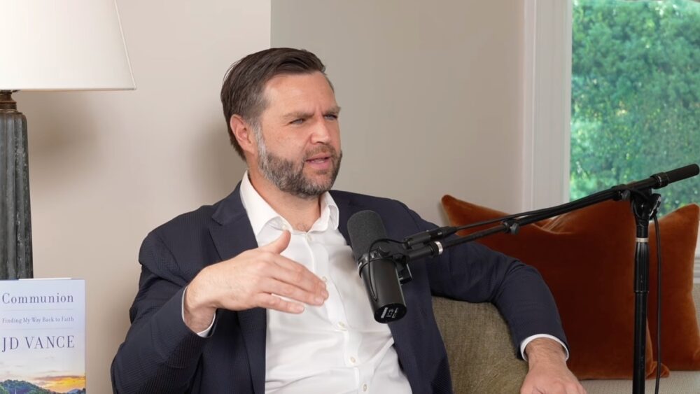 Джей Ди Вэнс заявил, что ощущает духовную «тьму» от мировых лидеров, и прокомментировал пост Трампа с ИИ-изображением Иисуса