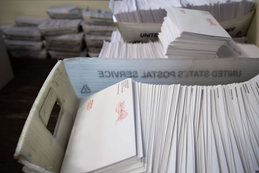Неделя Трампа в обзоре: информатор USPS; блокировка указа о рождении; новый бальный зал получил добро