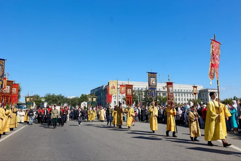 Более 15 тысяч верующих прошли крестным ходом с мощами святителя Спиридона в Иркутске