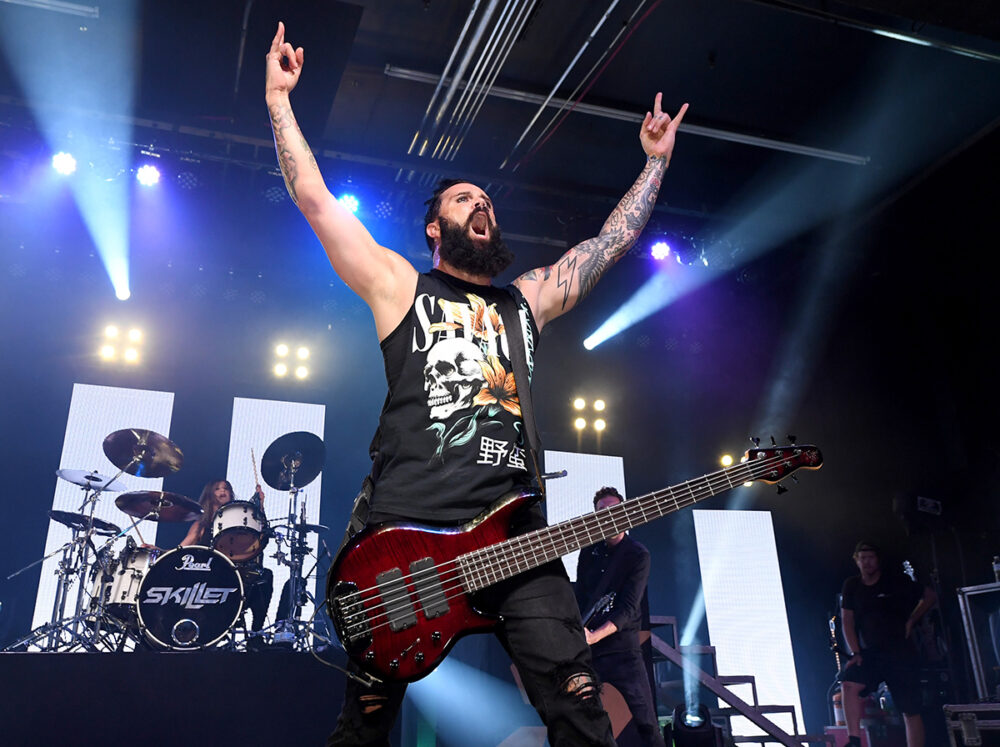 Джон Купер из Skillet рассказал о «жестоком» обращении со стороны церкви, где он служил 30 лет, и депрессии, вдохновившей альбом «After the Storm»
