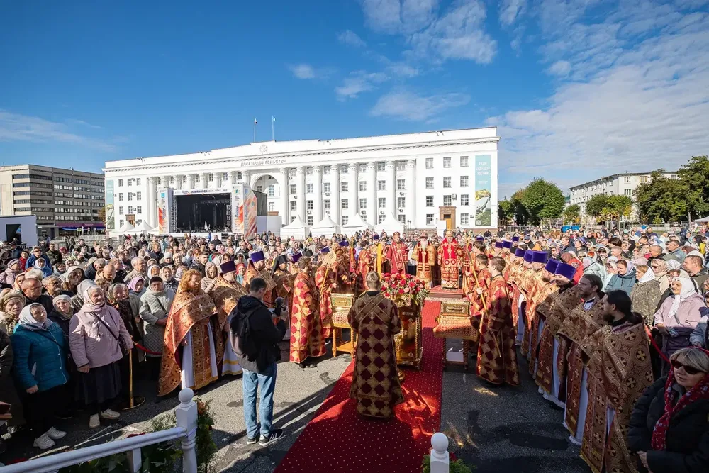 Митрополит Лонгин совершил первую литургию на месте Троицкого собора в Ульяновске