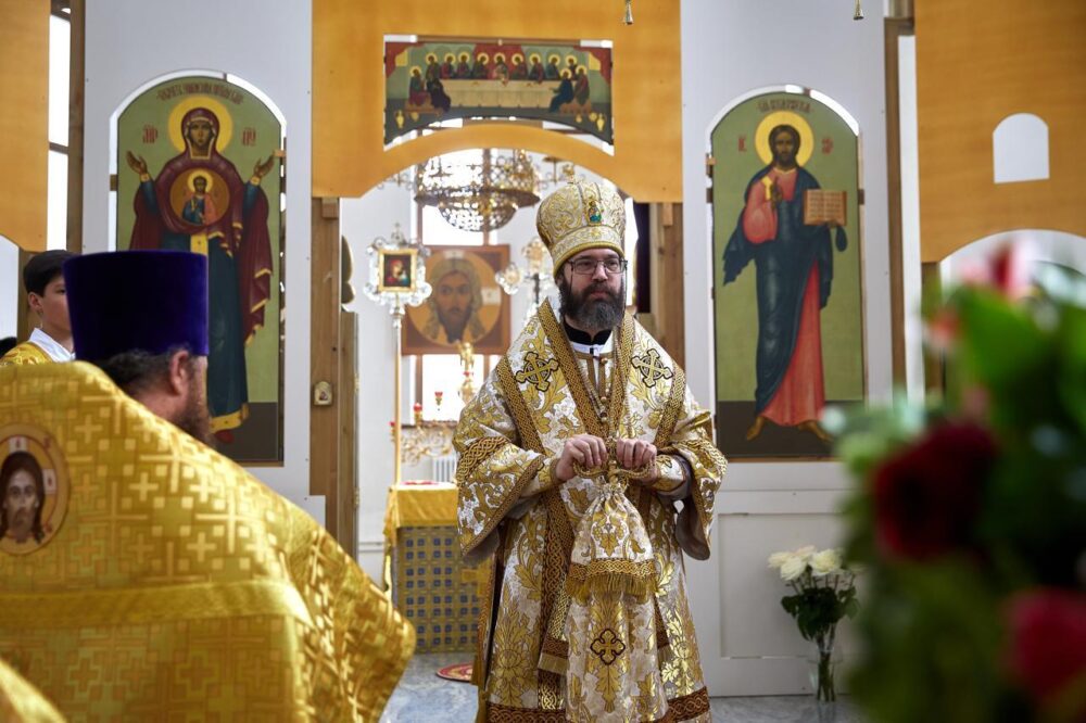 Архиепископ Савва совершил литургию в Александро-Невском храме в Хорошеве