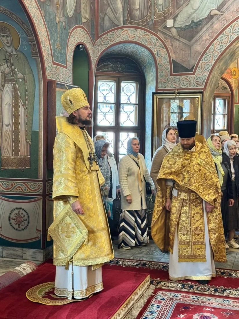 Епископ Раменский Алексий возглавил Литургию в храме Бориса и Глеба в Зюзине