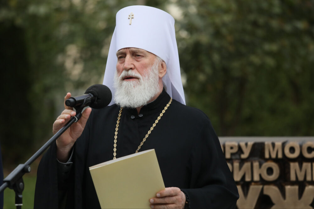 В Москве открыли памятник Юрию Лужкову