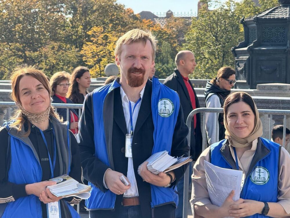 Миссионеры провели просветительскую работу во время пребывания десницы святителя Спиридона в Храме Христа Спасителя