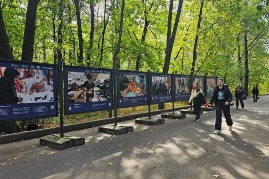 В парке «Фили» открылась фотовыставка о благотворительных проектах Церкви