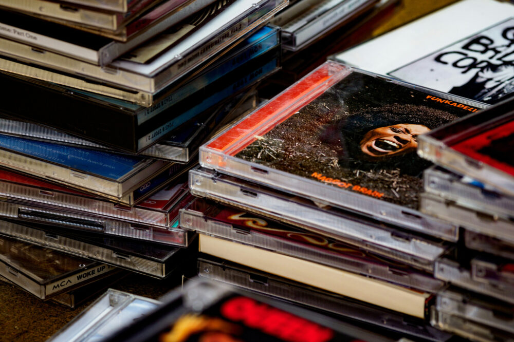 Продажи CD выросли на 59 процентов, но половина молодых покупателей не имеет проигрывателя