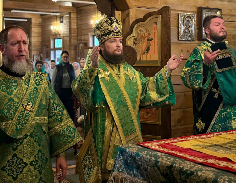 Епископ Истринский Серафим возглавил Литургию в храме преподобного Иосифа Волоцкого в Старом Беляеве