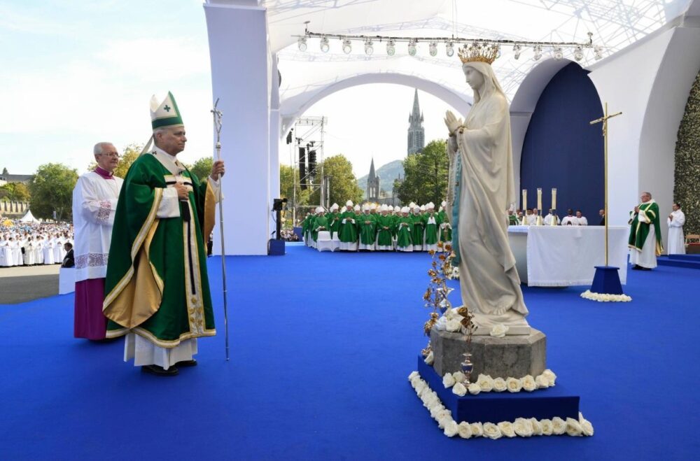 Лев XIV призвал молиться в октябре Святым Розарием о мире