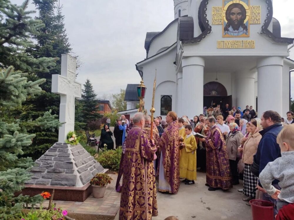 В Толстопальцеве освятили поклонный крест у храма Воскресения Христова