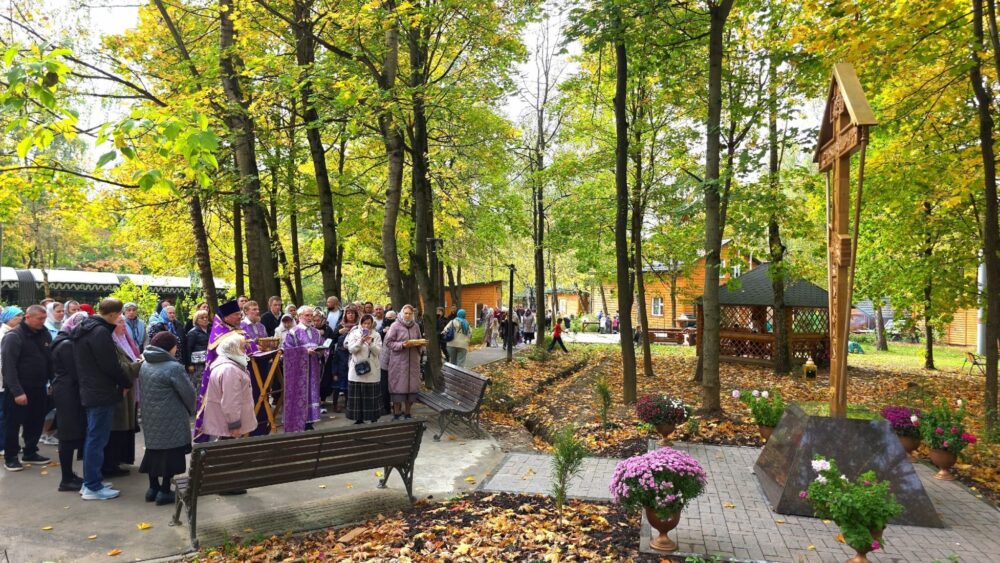 В Метрогородке освятили поклонный крест в память о подвиге защитников Отечества