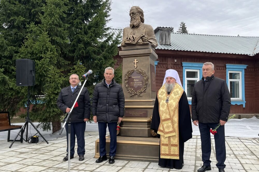 Митрополит Красноярский освятил памятник святителю Луке в Большой Мурте