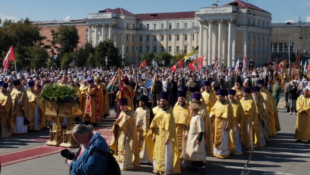 В Иркутске прошел крестный ход с мощами святителей