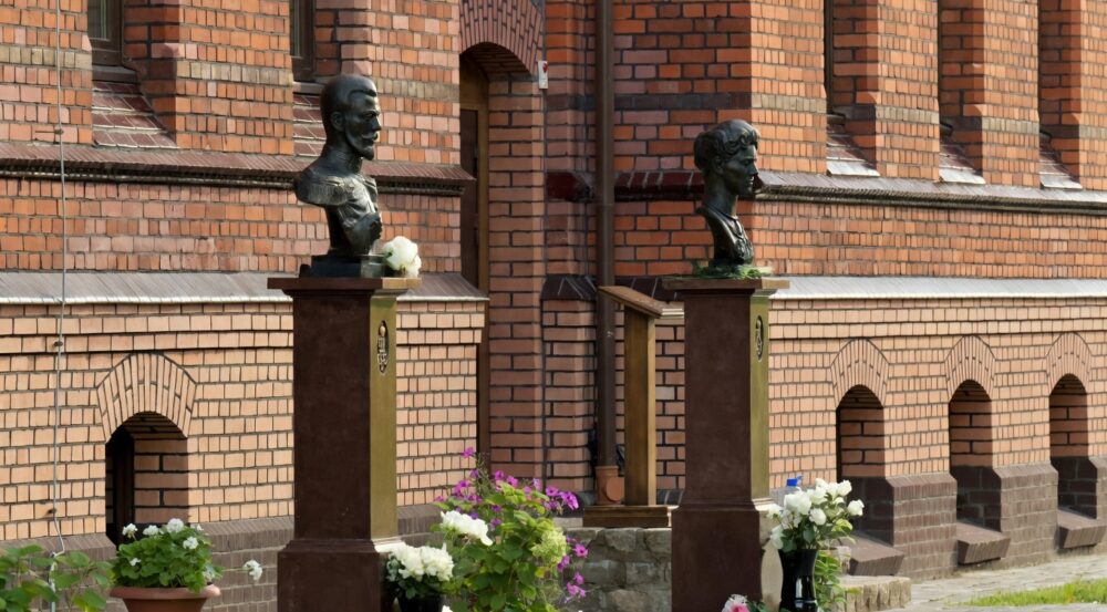 В Гусеве открыли бюсты Николая II и Александры Федоровны