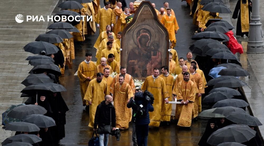 Крест из гроба свидетеля явления Христа пронесли на крестном ходе в Москве