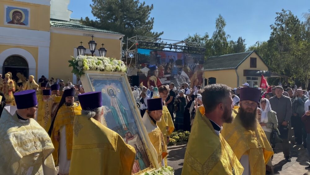 В Элисте начался крестный ход с чудотворной иконой явления Христа