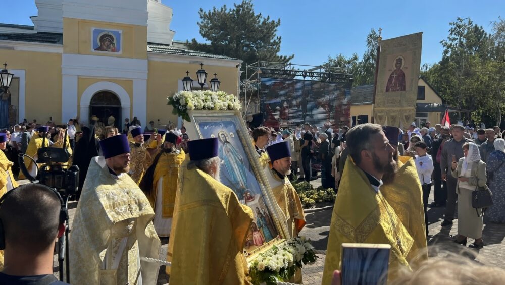 Икону «Явление Христа молящимся в Элисте» пронесли по районам Калмыкии