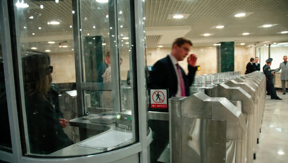 Москвич требует через суд добавить кресты на витражи станции метро «Трубная»