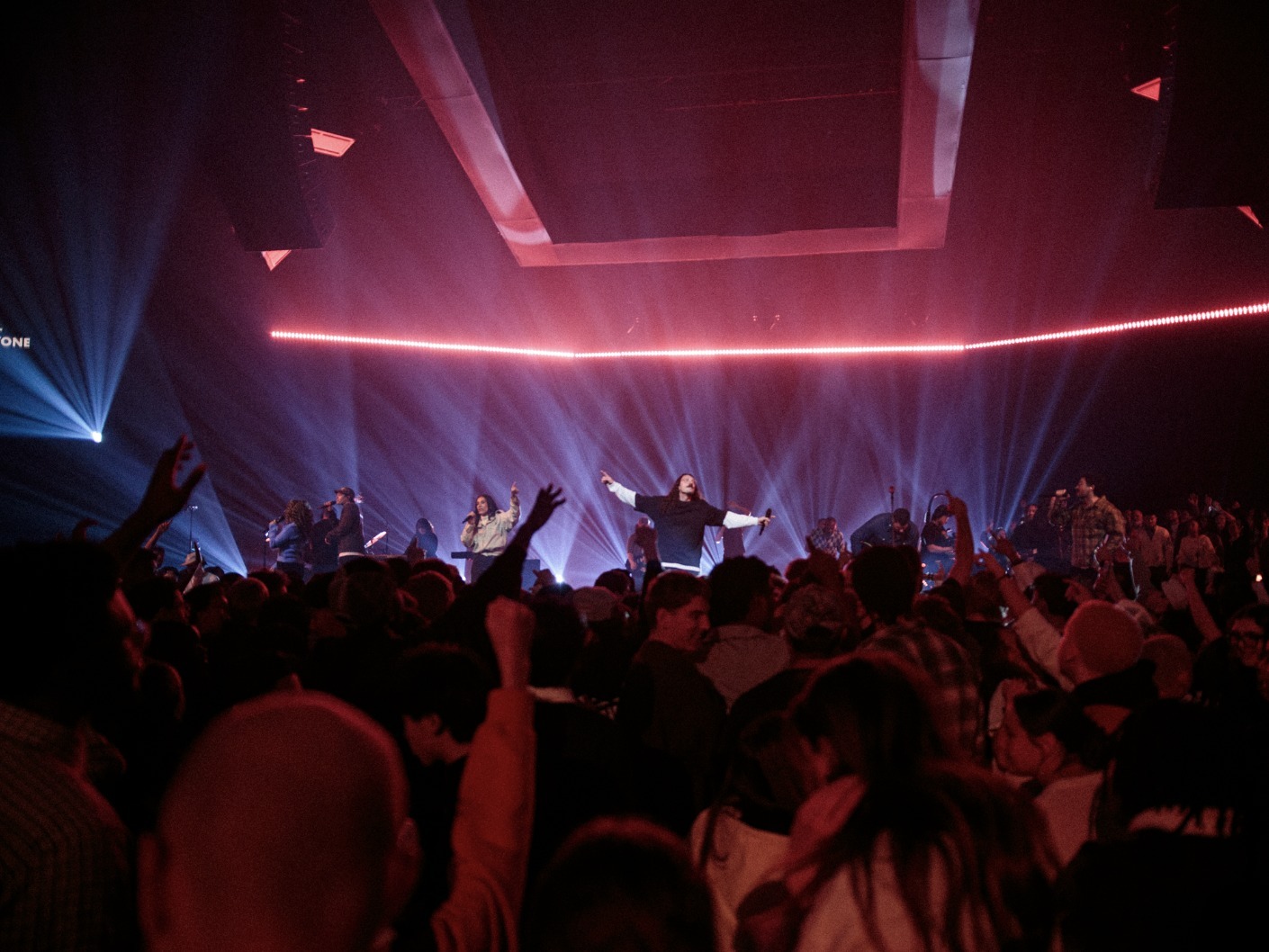 Джад Гиллес из Hillsong Worship размышляет о падении церкви и благодати Божьей в связи с выходом новой музыки