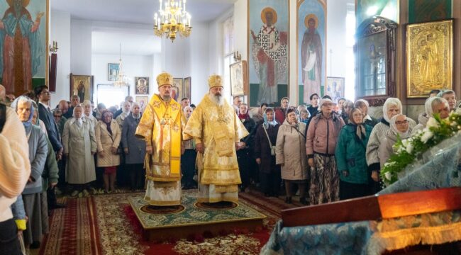 Патриарший экзарх Беларуси совершил литургию в честь 95-летия Покровского собора в Барановичах