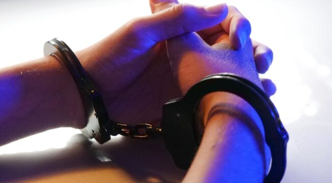 Бывшему сотруднику Lifeway предъявлены обвинения в краже и подделке документов