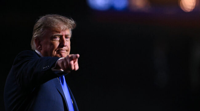 Обзор недели Трампа: подписан акт о духовенстве; выявлено мошенничество с SNAP на 42 млн долларов
