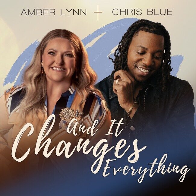 Эмбер Линн и Крис Блю поют в душевной гармонии в песне «And It Changes Everything»