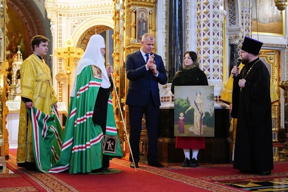 Патриарх Кирилл совершил литургию в Храме Христа Спасителя с переводом на жестовый язык