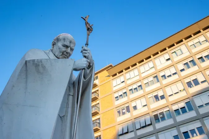 Папа Римский Лев XIV будет госпитализирован в римскую больницу Джемелли во вторник