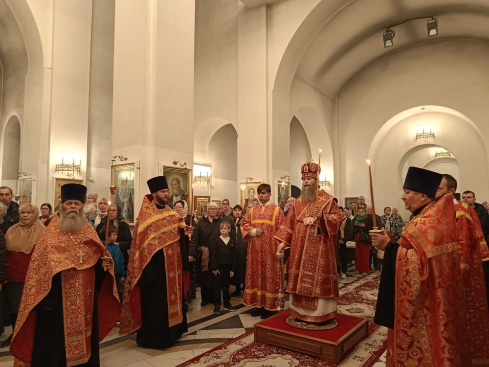 Епископ Силуан совершил всенощное бдение в храме в Щербинке