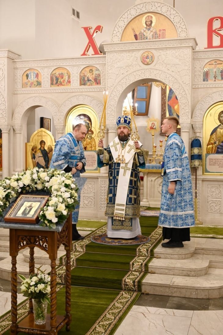 Митрополит Арсений возглавил всенощное бдение в храме Казанской иконы Божией Матери в Лосиноостровской