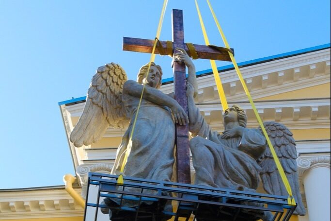 На здании Санкт-Петербургской духовной академии установлена скульптура ангелов с крестом