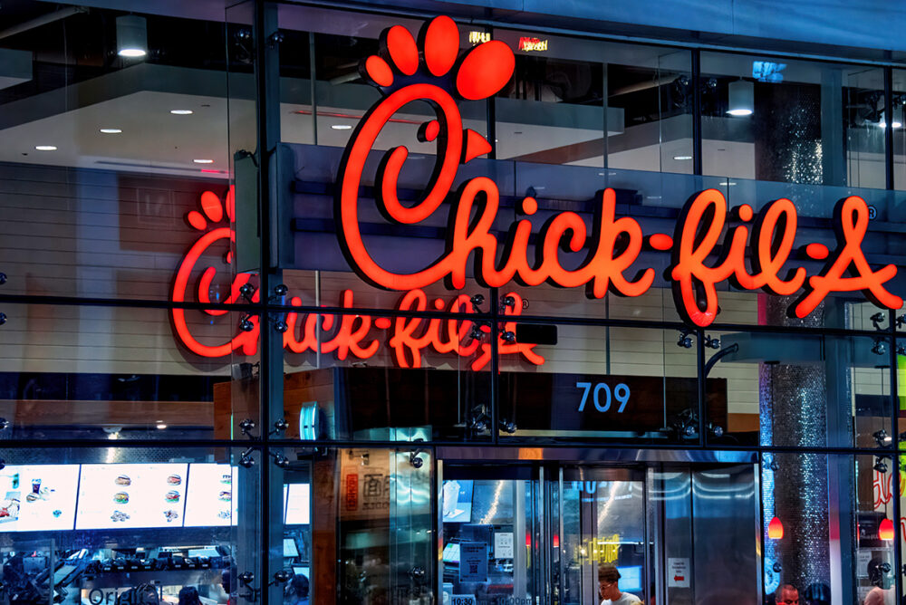 «Мы работаем, чтобы прославлять Бога»: генеральный директор Chick-fil-A о решении закрываться по воскресеньям и скандале вокруг ЛГБТ