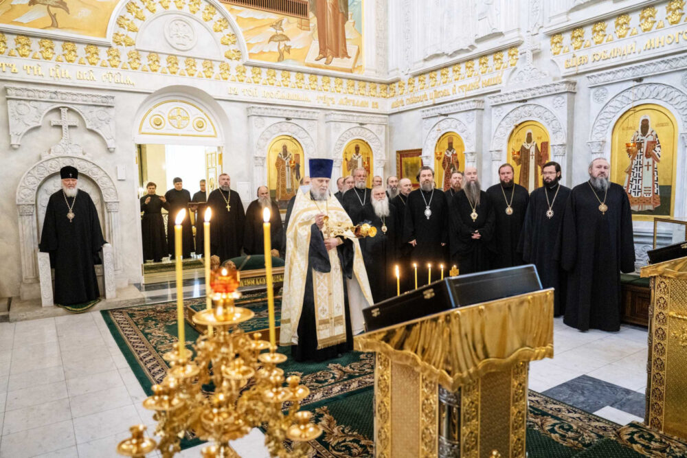 Члены Священного Синода совершили литию по новопреставленным архиереям